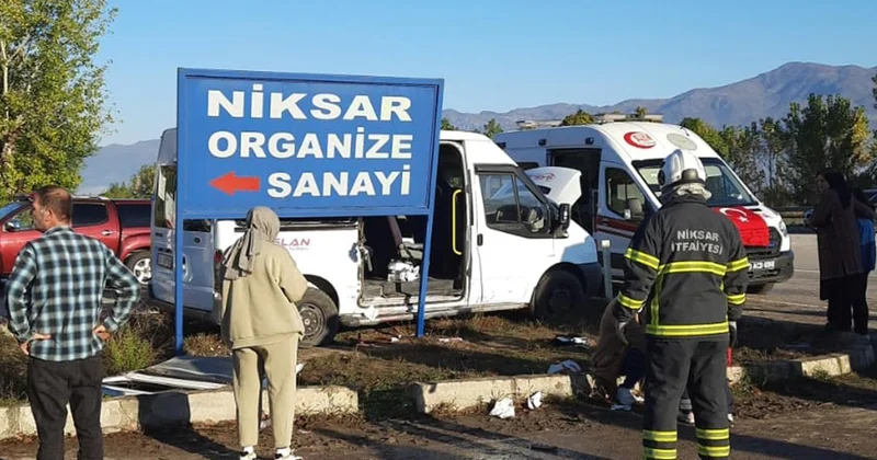 İşçi servisi ile tarım işçilerinin bulunduğu minibüs çarpıştı: 10 yaralı