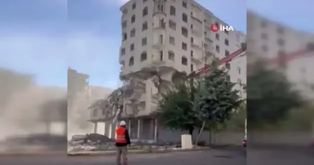 Diyarbakır da ağır hasarlı bina tek dokunuşta yerle bir oldu