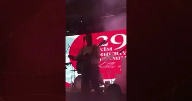 Gaziosmanpaşa Belediye Başkan Vekili Eray Karadeniz gitar çalıp şarkı söyledi: O anlar kameralara yansıdı