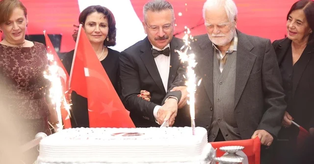 Eskişehir de Cumhuriyet Pastasını 102 yaşındaki Ali Sezer kesti Eskişehir Haberleri