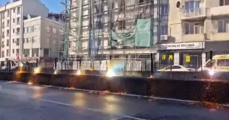 Bayrampaşa da kamyon tramvay hattındaki korkuluklara çarptı; patlamalar meydana geldi