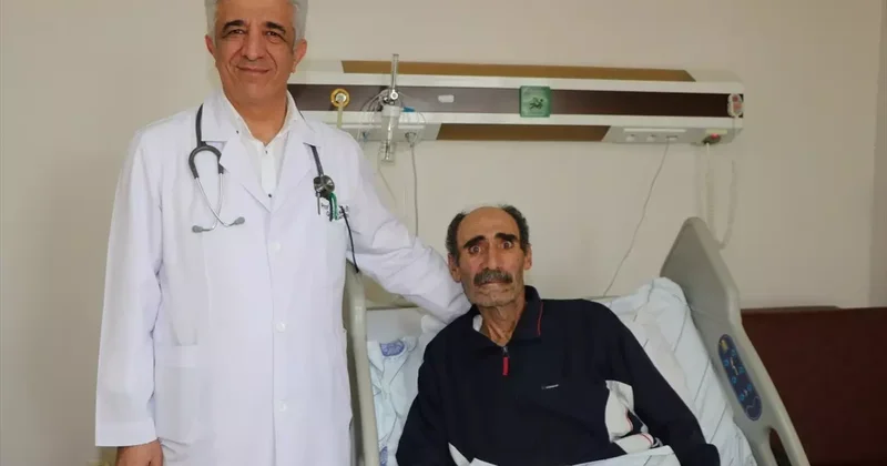 Nefes darlığı şikayetiyle gitti, akciğerinden çıkan 30 yıllık cerrahı dahi şaşırttı