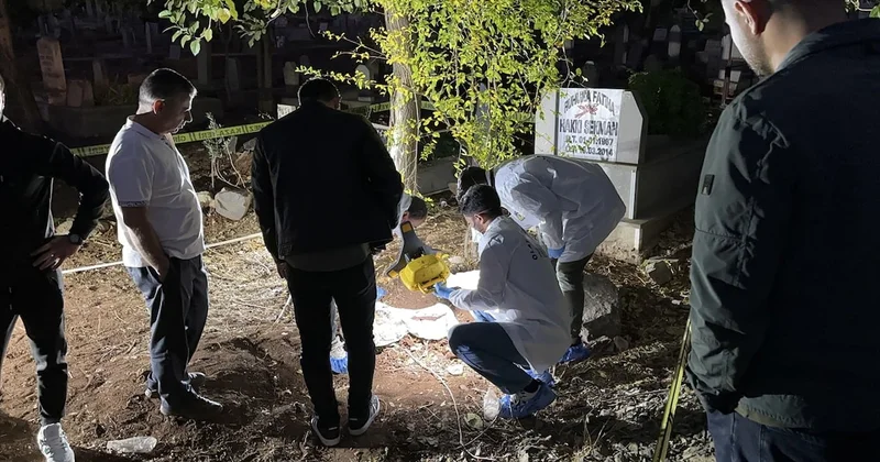 Eşinin mezarını ziyaret eden kadın gördüğü manzara karşısında şoke oldu! Toprağa gömdü polisi aradı Sözcü Gazetesi