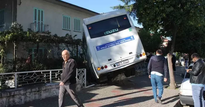 Minibüs evin bahçesine girdi