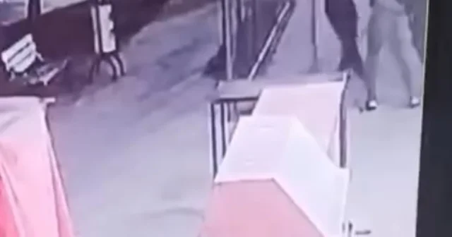 Parkta tartıştıkları 3 lise öğrencisini dövüp, bıçakladılar; olay kamerada Adana Haberleri