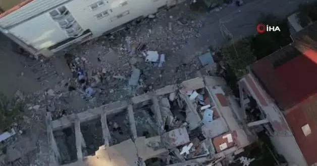 Gebze’de bir ailenin yok olduğu enkazda çalışmalar sabahın ilk ışıklarıyla başladı