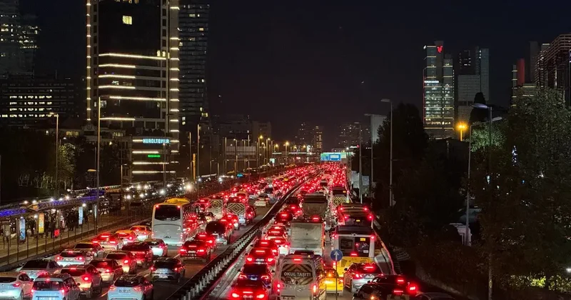 İstanbul da trafik durma noktasına geldi