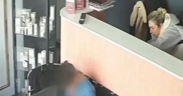 Gündüz vakti kasadan para çaldı: Kendisi fark eden çocukları iterek kaçtı VİDEO İZLE