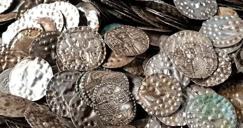 Solucan ararken buldu, yetkililer ayağa kalktı: Tam 20 bin parçalık hazine Sözcü Gazetesi