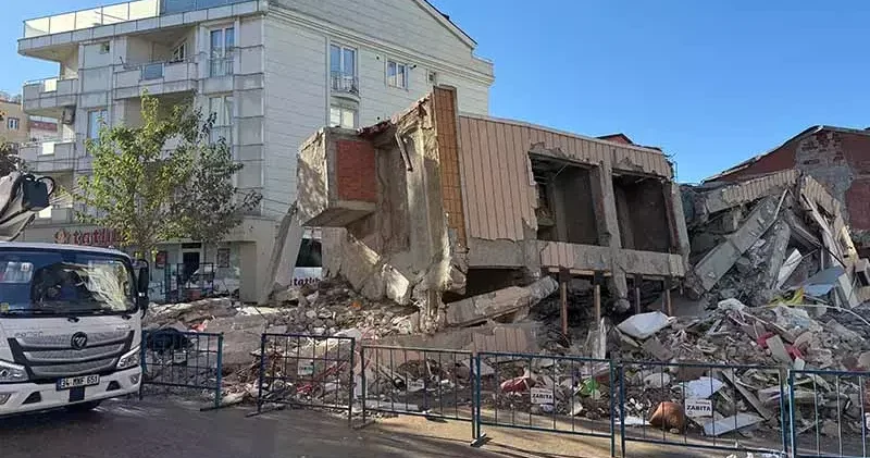 Gebze de çöken binanın enkazı savcıların incelemesi sonrası kaldırılacak