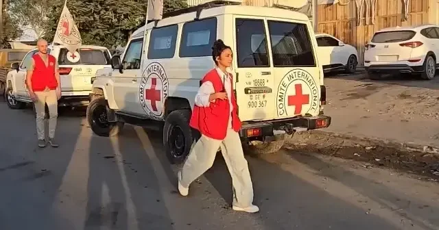 Kızılhaç ekipleri İsrailli esirlerin cesedini almak üzere Gazze de VİDEO İZLE