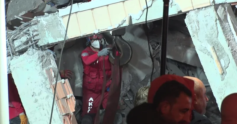 Kocaeli de çöken binanın enkazından bir kişi daha çıkarıldı