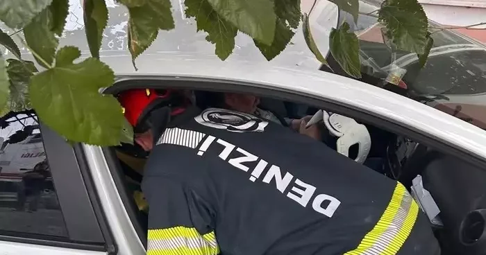 Denizli’de yoldan çıkan otomobil önce ağaca sonra eve çarptı