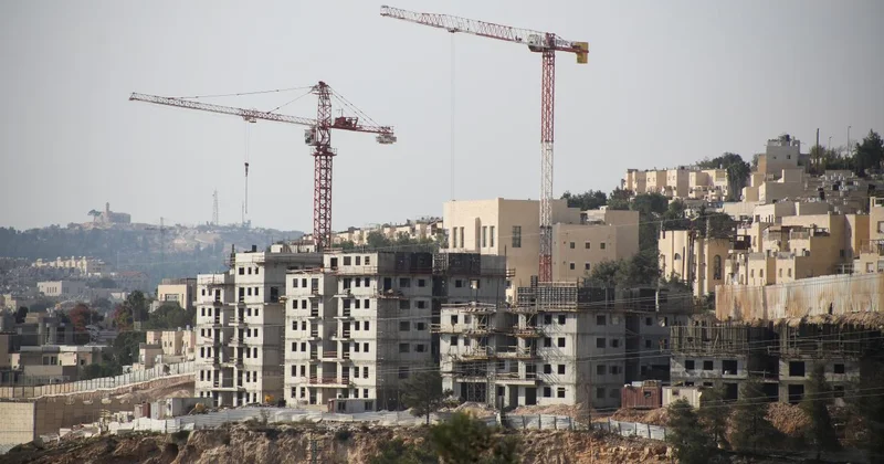 Soykırımcı İsrail Doğu Kudüs’ün güneyinde bin 300 yeni yasa dışı yerleşim birimini onayladı