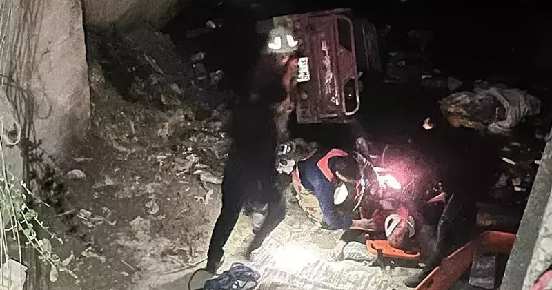 Asi Nehri ne düşen motosikletliyi itfaiye erleri kurtardı