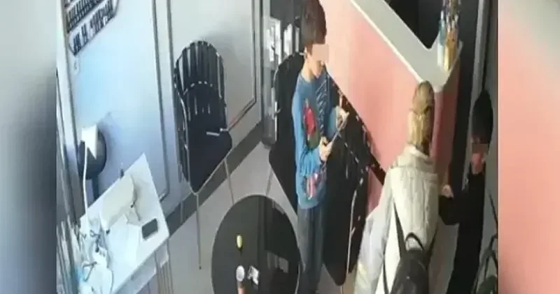 Müşteri kılığında hırsızlık: Güzellik merkezindeki çocukları iterek kaçtı İstanbul Haberleri