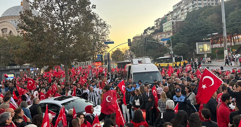 Beşiktaş ta 29 Ekim Cumhuriyet Bayramı coşkusu: Mustafa Kemal Atatürk ü unutturmayacağız!