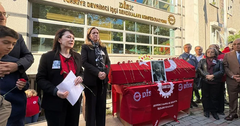 DİSK Genel Merkezi önünde tören düzenlendi: Eski DİSK yöneticisi Hüseyin Hulusi Karlı son yolculuğuna uğurlandı