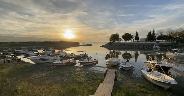 İznik Gölü nde kuraklık nedeniyle çekilme 350 metreye ulaştı; kayıklar karaya oturdu Bursa Haberleri