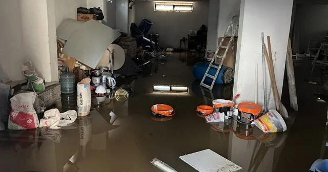Mersin de selin izleri gün ağarınca ortaya çıktı: Araçlar sürüklendi, yollar çöktü Mersin Haberleri Habertürk Yerel Haberler