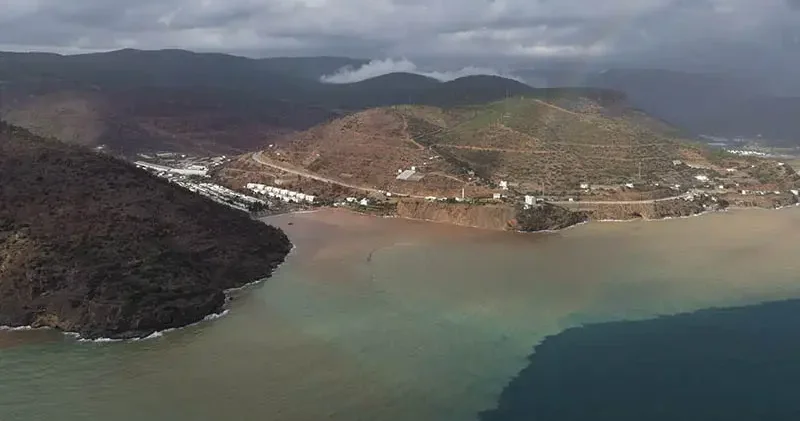 Mersin’de denizin rengi kahverengiye döndü