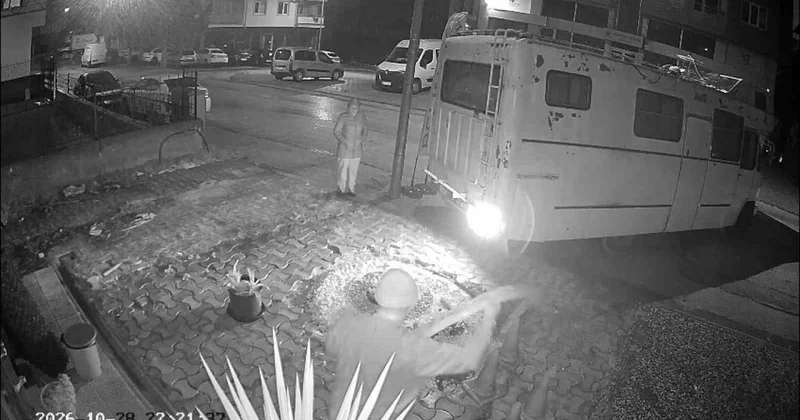 Bursa Osmangazi de kuaför işleten kadın, karavanla girişinin kapatıldığını iddia etti