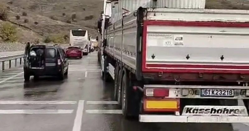 Erzincan Erzurum yolunda yağış nedeniyle kontrolden çıkan tırlar çarpıştı, ulaşım durdu