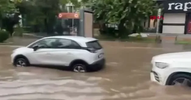 Diyarbakır da sağanak; yollar göle döndü, su baskınları yaşandı