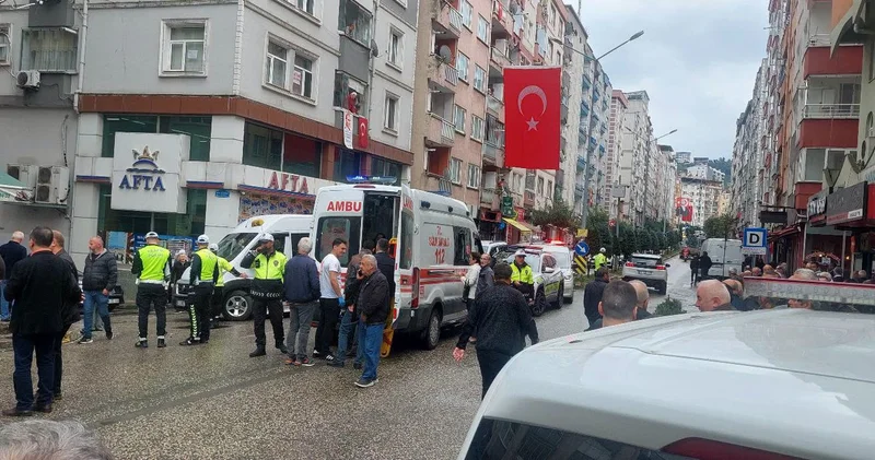 Refüje çarpan otomobil Giresun da markete yöneldi: 3 yaya yaralandı