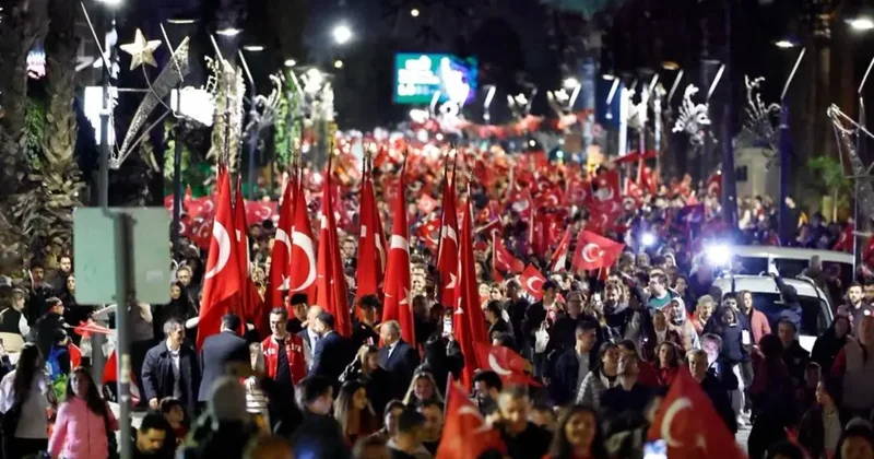 İzmir de 103 üncü yıl coşkusu gökyüzünü aydınlattı