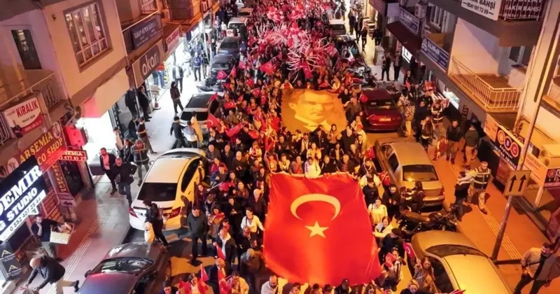 Efeler’de Cumhuriyet yürüyüşü