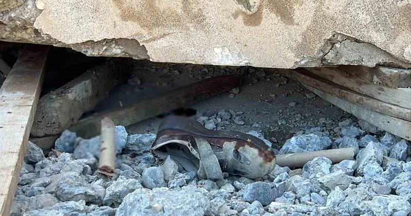 6 Şubat ta ailesini yitiren Cevdet Demetgül, Mersin de tadilat yaptığı evde beton merdivenin altında kaldı
