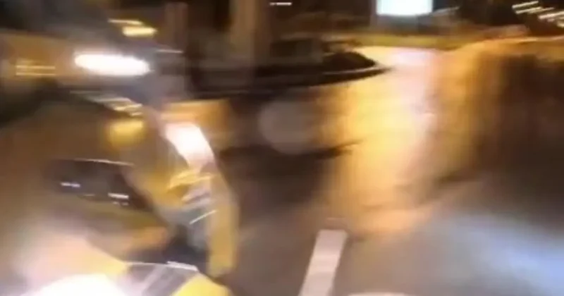 Hafif ticari araç ile motosiklet kavşakta çarpıştı