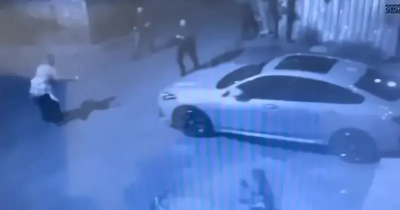 Beyoğlu’nda eşinin babasının evini bastı; kayınpederine saldırdı, havaya ateş açtı