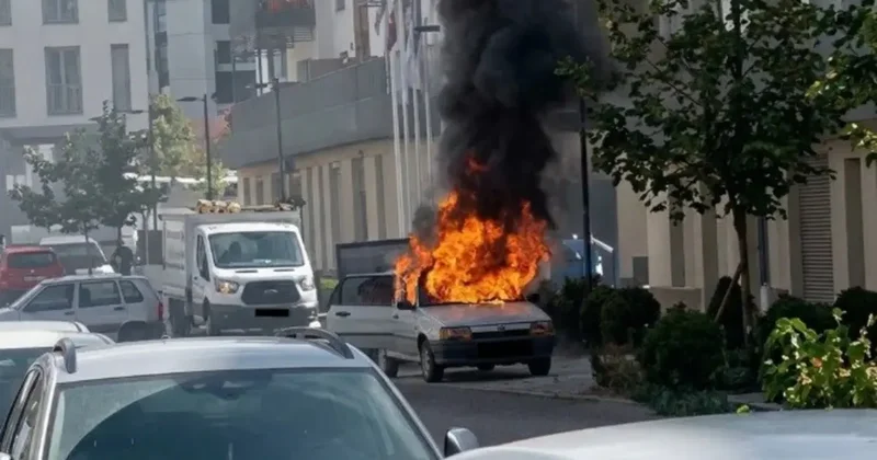 Kahramanmaraş ta hareketli dakikalar: Seyir halindeki otomobil alev alev yandı