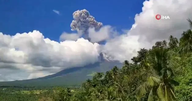 Filipinler deki Mayon Yanardağı kül püskürttü