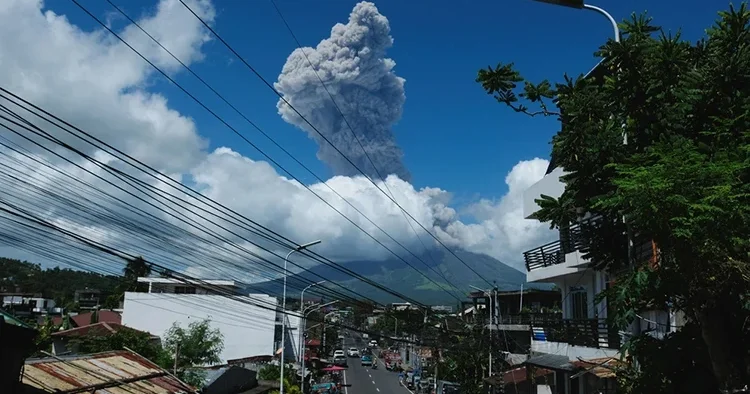 Filipinler de Mayon Yanardağı patladı: Üçüncü seviye alarm!