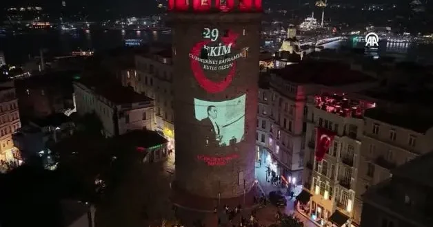 Galata Kulesi, Cumhuriyet in 103. yılında Atatürk ün fotoğraflarıyla aydınlatıldı