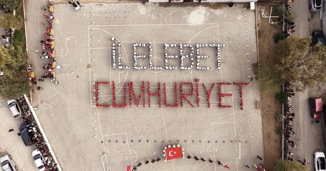 İzmir de ilkokul öğrencilerinden anlamlı Cumhuriyet kutlaması Öğrenciler, İlelebet Cumhuriyet dedi İzmir Haberleri Habertürk Yerel Haberler