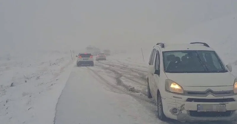 Erzurum da Palandöken Geçidi nde araçlar yolda kaldı, tünel ihtiyacı gündeme geldi