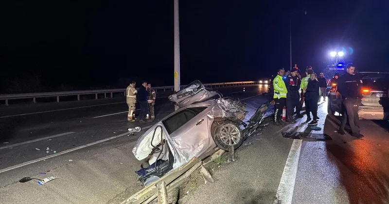 Çanakkale’de otomobil aydınlatma direğine çarptı: 2 ölü
