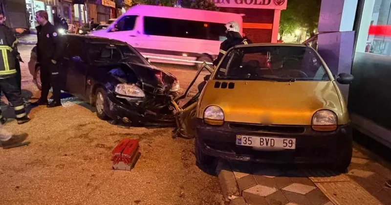 Çarpışan otomobiller iş yeri vitrinine çarparak durabildi: 2 yaralı