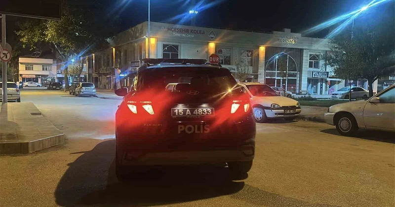 Burdur da alkollü şahıs polis beklerken otomobili polis sanıp sürücüyle kavga etti