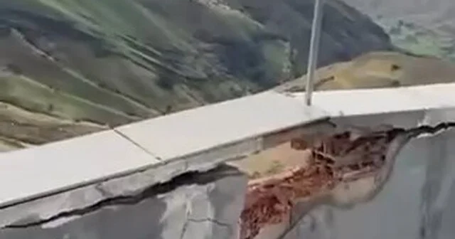 Siirt te sağanak ve dolu hayatı olumsuz etkiledi, binaya yıldırım isabet etti Siirt Haberleri Habertürk Yerel Haberler