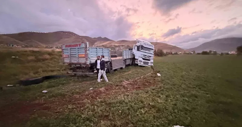 Van’da tır şarampole yuvarlandı: 2 yaralı