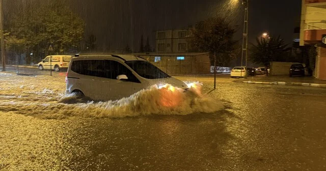 Adıyaman da şiddetli yağış hayatı felç etti: Birçok araç mahsur kaldı Adıyaman Haberleri Habertürk Yerel Haberler