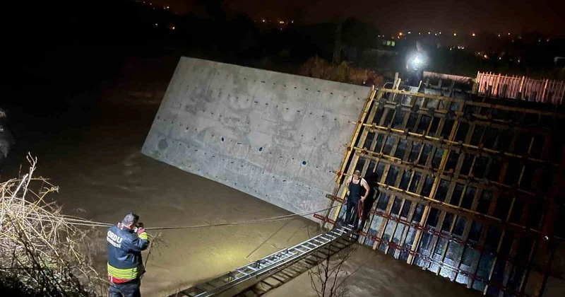 Ordu Fatsa da ırmakta mahsur kalan mikser sürücüsü itfaiye ekiplerince kurtarıldı