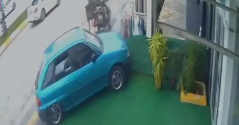 Çorum da otomobil mağazaya girdi