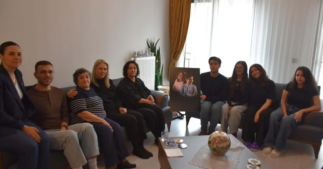 İzmir depreminde hayatını kaybeden ikizlerin arkadaşları, acılı anneyi yalnız bırakmadı İzmir Haber Habertürk Yerel Haberler