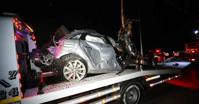 Çanakkale de refüjdeki aydınlatma direğine çarpan otomobildeki 2 kişi öldü Çanakkale Haberleri Habertürk Yerel Haberler